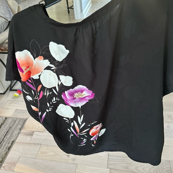 New York and Company short sleeve floral blouse. - Picture 10 of 10
